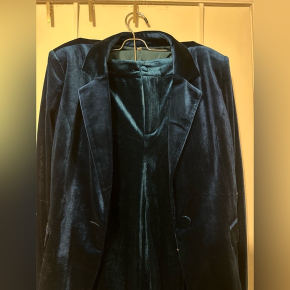 Velvet suit - Picture 7 of 7